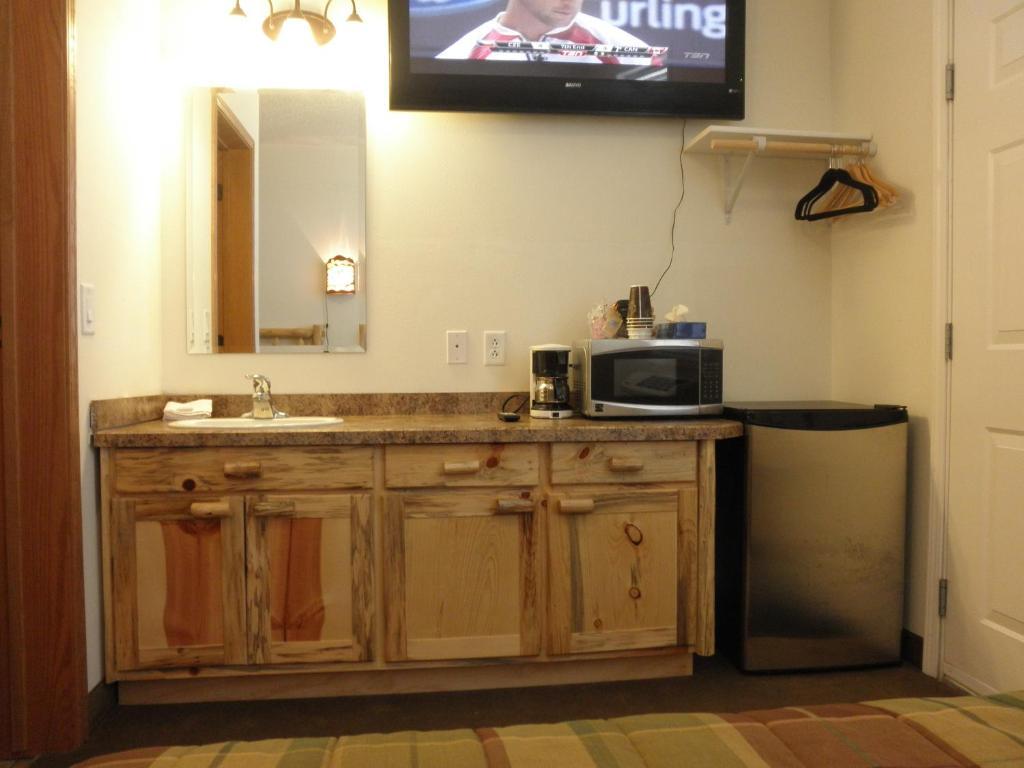 Bear'S Den Lodge Shaunavon Ruang foto