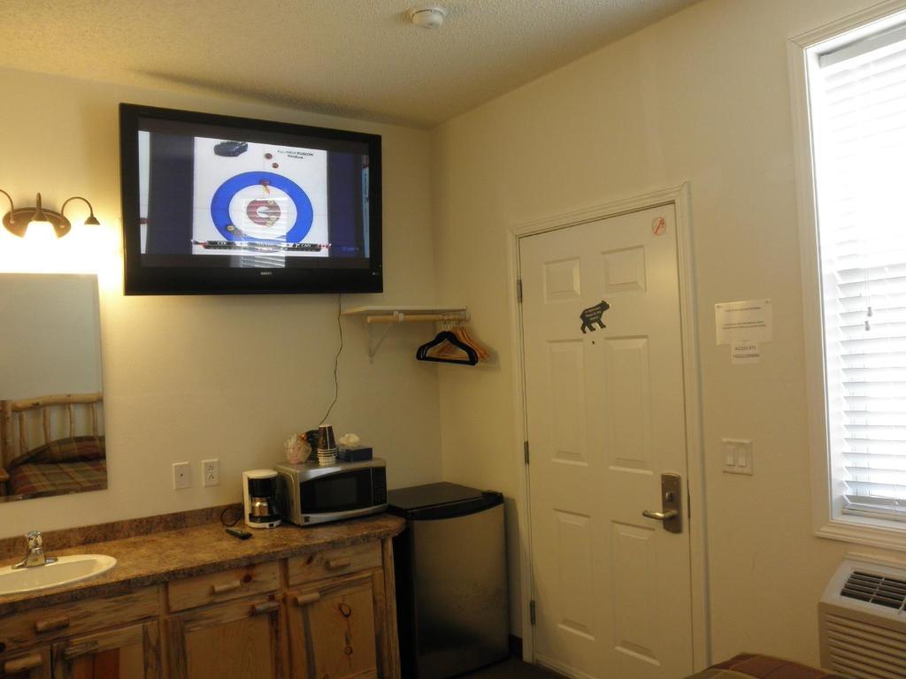 Bear'S Den Lodge Shaunavon Bagian luar foto