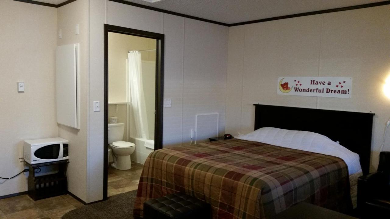 Bear'S Den Lodge Shaunavon Bagian luar foto