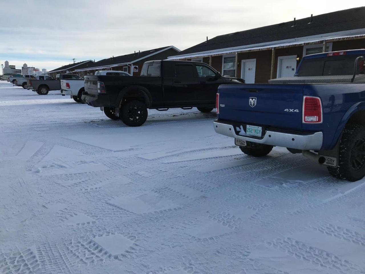Bear'S Den Lodge Shaunavon Bagian luar foto