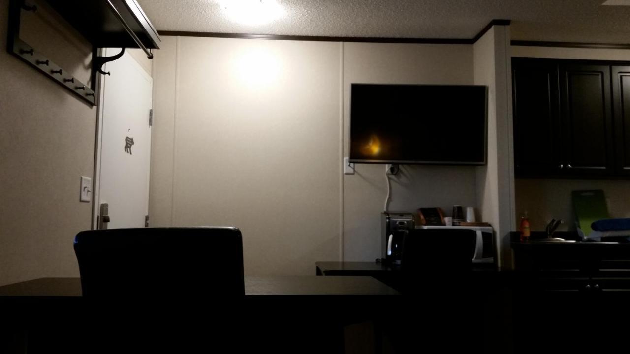 Bear'S Den Lodge Shaunavon Bagian luar foto