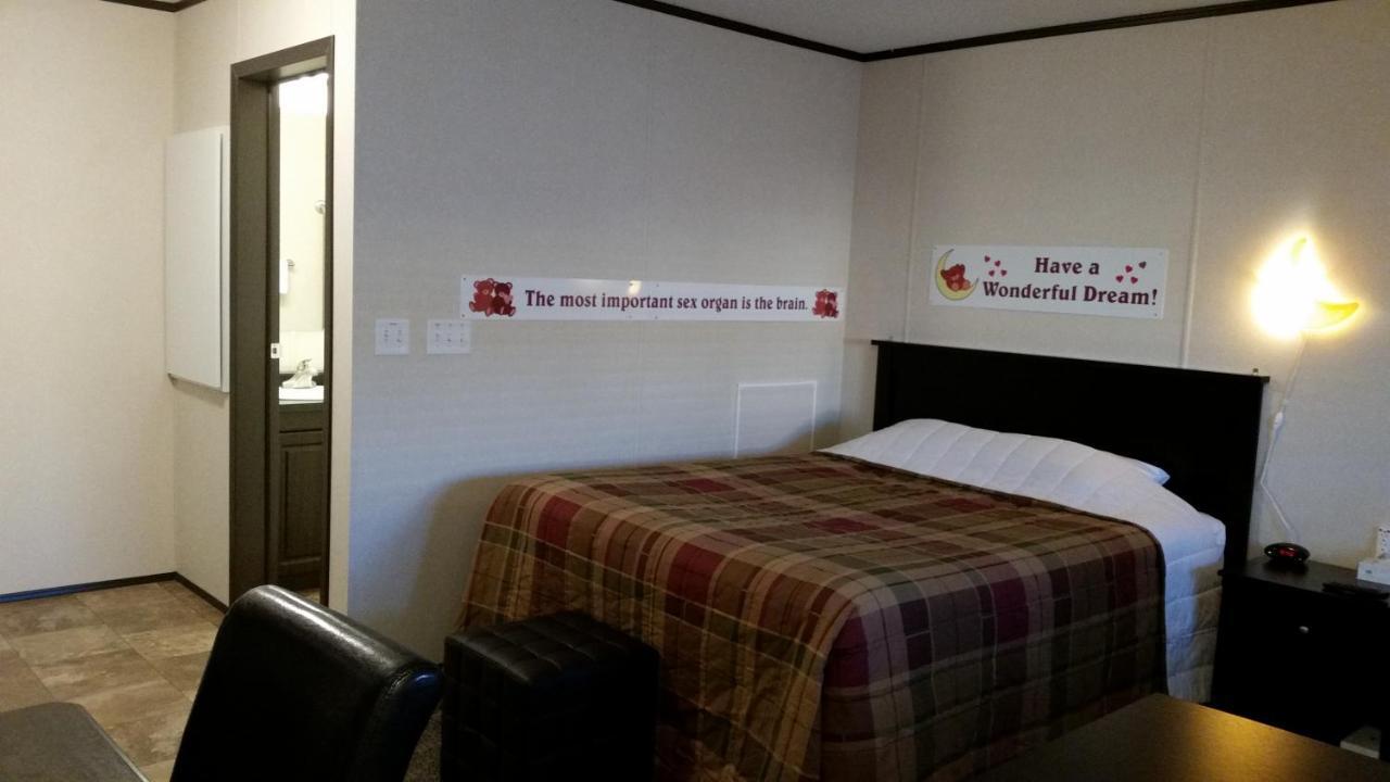 Bear'S Den Lodge Shaunavon Bagian luar foto