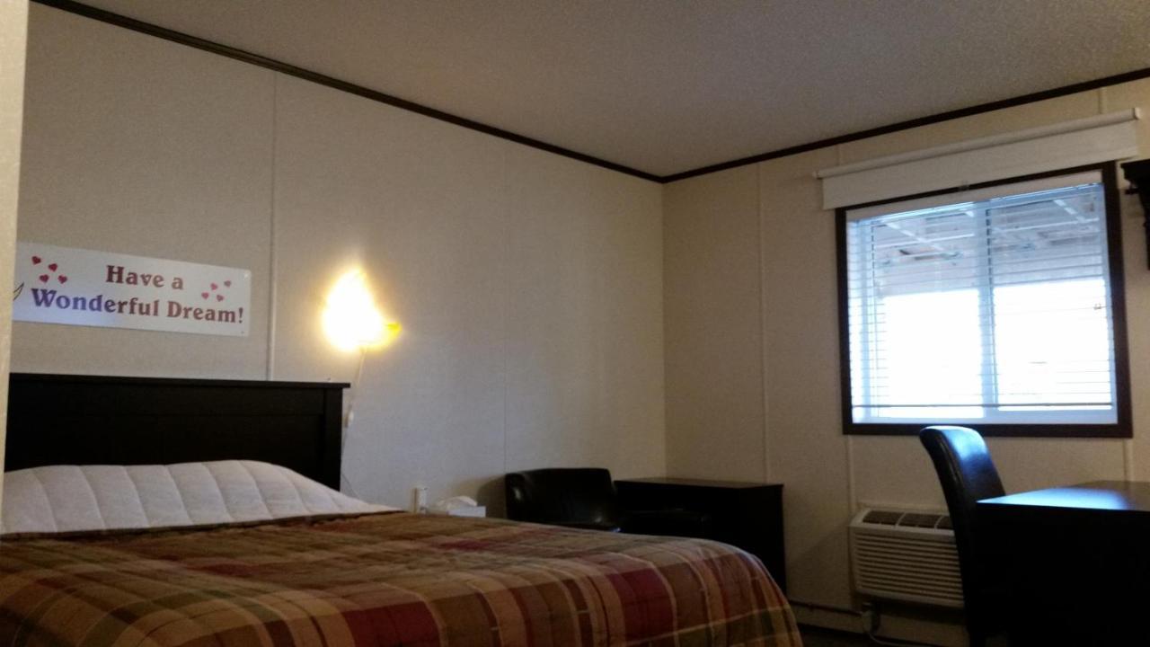 Bear'S Den Lodge Shaunavon Bagian luar foto
